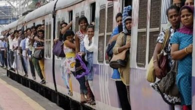Photo of मुंबई लोकल में चलती ट्रेन से गिरा युवक, मोबाइल छीनकर भागा चोर