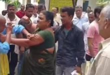 Photo of जहानाबाद डीएम कार्यालय में हाईवोल्टेज ड्रामा: पत्नी ने पति और बहू की कर दी पिटाई