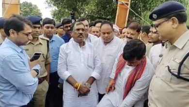 Photo of  जवैनिया गांव पहुंचे मंत्री केदार प्रसाद सड़क पर पानी को देख लौटे, लोगों ने जताई नारजागी