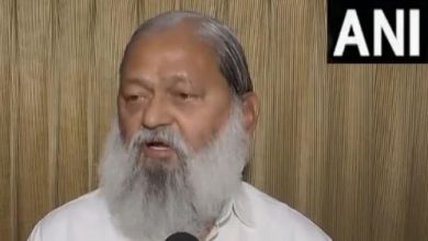 Photo of कथावाचक अनिरुद्धाचार्य के विवाद में कूदे मंत्री विज, लड़कियों पर की थी टिप्पणी