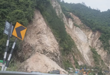 Photo of रुद्र प्रयाग: सिरोहबगड़ में पहाड़ी का एक हिस्सा टूटा, हाईवे बंद