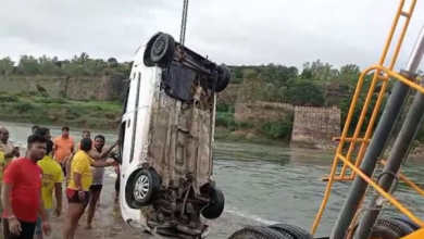 Photo of  चेतावनी को अनसुना कर तेज बहाव में उतारी कार, कालीसिंध नदी में बहे चार युवक