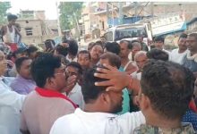 Photo of राजद विधायक का विरोध करने लोग, कहा- इसी से गांव से बाहर निकलें