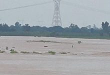 Photo of बाढ़ से भीषण तबाही, 1018 गांव डूबे, सेना, NDRF व पुलिस का रेस्क्यू जारी