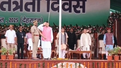 Photo of सीएम धामी ने स्वतंत्रता संग्राम सेनानियों के परिजनों और पुलिसकर्मियों को किया सम्मानित