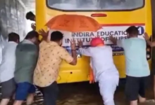 Photo of भाजपा विधायक ने ग्रामीणों के साथ मिलकर कॉलेज बस को लगाया धक्का