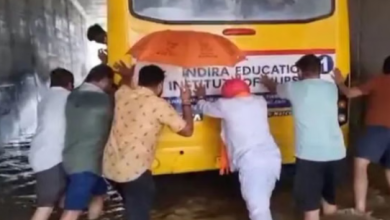 Photo of भाजपा विधायक ने ग्रामीणों के साथ मिलकर कॉलेज बस को लगाया धक्का