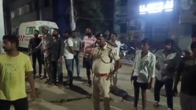 Photo of दुकानदार से कहासुनी के बाद फायरिंग, दो युवक घायल, इलाके में तनाव