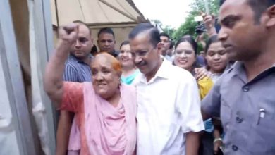 Photo of यमुना में उफान… कालिंदी कुंज में घुसा पानी; बाढ़ पीड़ितों से मिले अरविंद केजरीवाल