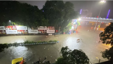 Photo of कोलकाता में बारिश बनी आफत, करंट लगने से 5 लोगों की मौत; मेट्रो-ट्रेनों की रफ्तार थमी