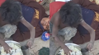 Photo of  नहीं थी दाल-सब्जी तो चावल में पानी मिलाकर खाता दिखा बच्चा