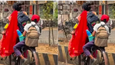 Photo of  चिलचिलाती धूप में बच्चों को साइकिल पर बैठाकर स्कूल ले जाती दिखी मां