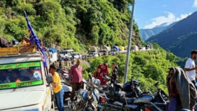 Photo of उत्तराखंड: ग्रामीण रूटों पर वाहनों की सीमित आवाजाही से यात्री परेशान