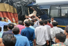 Photo of जयपुर-आगरा नेशनल हाईवे पर हुआ हादसा, ट्रक से टकराई पुलिस बस