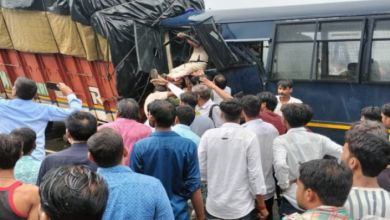Photo of जयपुर-आगरा नेशनल हाईवे पर हुआ हादसा, ट्रक से टकराई पुलिस बस