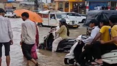 Photo of शहर की हर सड़क पर जलजमाव, दर्जनों गाड़ियां पानी के बीच बंद