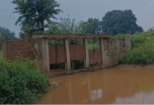 Photo of पहली बारिश में 13 लाख का चेक डैम बहा