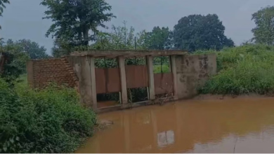 Photo of पहली बारिश में 13 लाख का चेक डैम बहा