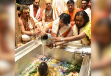 Photo of बाबा बागेश्वर ने काशी विश्वनाथ धाम में किए दर्शन