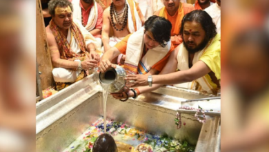Photo of बाबा बागेश्वर ने काशी विश्वनाथ धाम में किए दर्शन