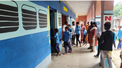 Photo of कटिहार में अनोखा क्लासरूम, ट्रेन जैसी रंगीन कक्षाओं ने बच्चों को बनाया पढ़ाई का दीवाना