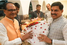 Photo of भोपाल में सीएम आवास पहुंचे शिवराज सिंह, डॉ. मोहन यादव ने किया पुष्पगुच्छ से स्वागत