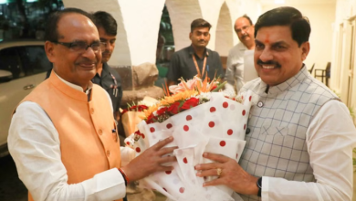 Photo of भोपाल में सीएम आवास पहुंचे शिवराज सिंह, डॉ. मोहन यादव ने किया पुष्पगुच्छ से स्वागत
