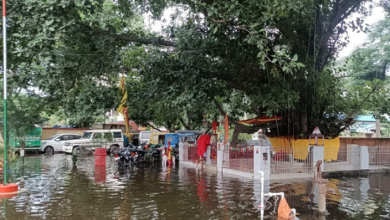 Photo of बिहार: वैशाली में मूसलाधार बारिश से थाना बना तालाब…