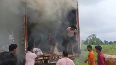 Photo of हरिद्वार: तेज धमाका…चिंगारियां उठीं और देखते ही देखते सड़क किनारे खड़े कंटेनर में लग गई आग