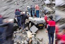 Photo of गौरीकुंड हाईवे पर मुनकटिया के पास वाहन के ऊपर गिरा भारी बोल्डर