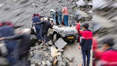 Photo of गौरीकुंड हाईवे पर मुनकटिया के पास वाहन के ऊपर गिरा भारी बोल्डर