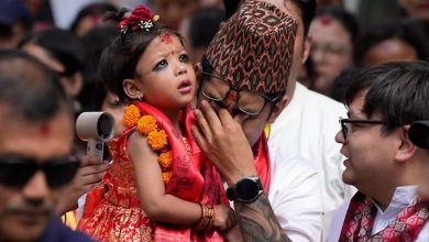 Photo of नेपाल में दो साल की बच्ची को जीवित देवी चुना गया, परंपरा के अनुसार ली गई थी कठिन परीक्षा