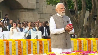 Photo of पीएम मोदी ने महात्मा गांधी को किया नमन, राजघाट पर श्रद्धांजलि अर्पित की
