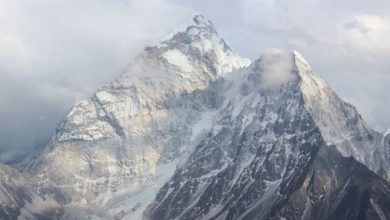Photo of तिब्बत में माउंट एवरेस्ट पर भारी बर्फबारी; करीब 1000 पर्वतारोही फंसे
