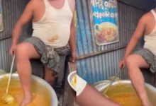 Photo of खौलते भगोने में पैर डालकर छोले बनाता दिखा शख्स