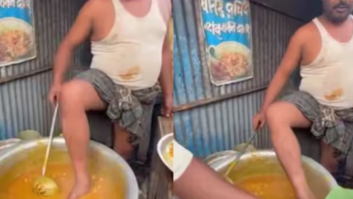 Photo of खौलते भगोने में पैर डालकर छोले बनाता दिखा शख्स
