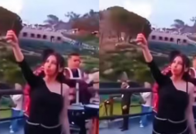 Photo of फायर से खेल रही थी लड़की, तभी अचानक चेहरे में लगी आग