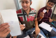 Photo of बच्चों का था एग्जाम और मेट्रो में बैठकर नकल के लिए बना रहे थे चिट्स