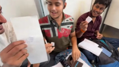 Photo of बच्चों का था एग्जाम और मेट्रो में बैठकर नकल के लिए बना रहे थे चिट्स