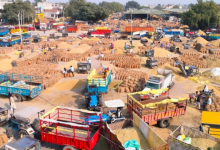 Photo of मंडियों में धान पर बारिश की मार, सुखाने में जुटे किसान