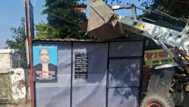 Photo of सड़क, फुटपाथ पर बने वकीलों के 20 चैंबरों पर चला बुलडोजर