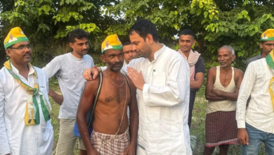 Photo of तेज प्रताप यादव पहुंचे महुआ, किसानों से की मुलाकात