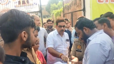 Photo of डीवीसी कॉलेज को परीक्षा केंद्र से हटाने की मांग, ABVP कार्यकर्ताओं ने लगाया जाम