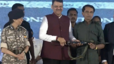 Photo of सीएम फडणवीस के सामने नक्सली कमांडर सोनू ने डाले हथियार