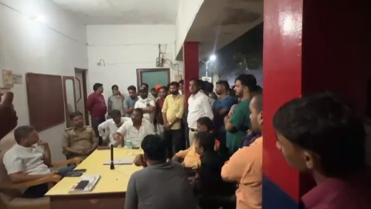 Photo of चौकी प्रभारी पर गंभीर आरोप लगा कर भाजपा ब्लाक प्रमुख चौकी में धरने पर बैठे