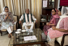 Photo of हरियाणा: दिवंगत आईपीएस पूरण कुमार के घर पहुंचे केंद्रीय मंत्री मनोहर लाल