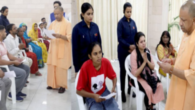 Photo of महिला कलाकार ने मंच दिलाने की लगाई गुहार: सीएम योगी ने तुरंत दिया आदेश