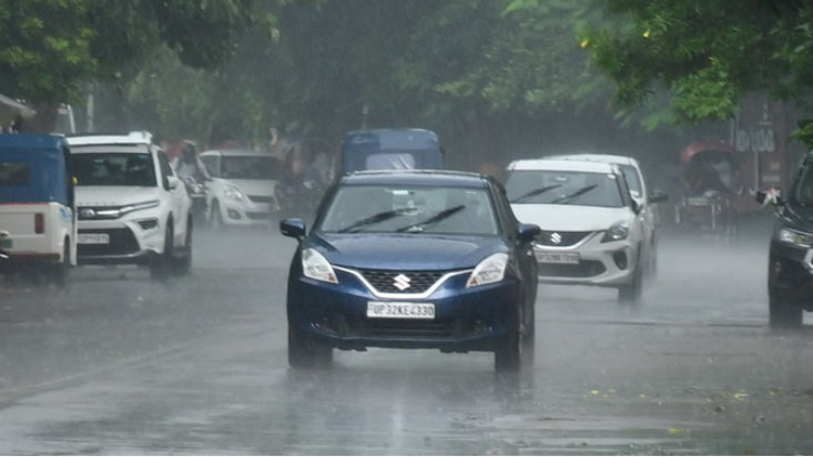 Photo of लखनऊ सहित कई जिलों में देर रात से बारिश, छह डिग्री तक लुढ़का पारा