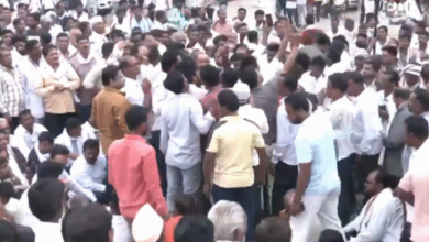 Photo of नागपुर में सड़कों पर उतरे किसान, कर्ज माफी को लेकर बंद किया नेशनल हाइवे