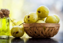 Photo of हेयर फॉल रोकने के लिए घर पर बनाएं आंवले का स्पेशल तेल